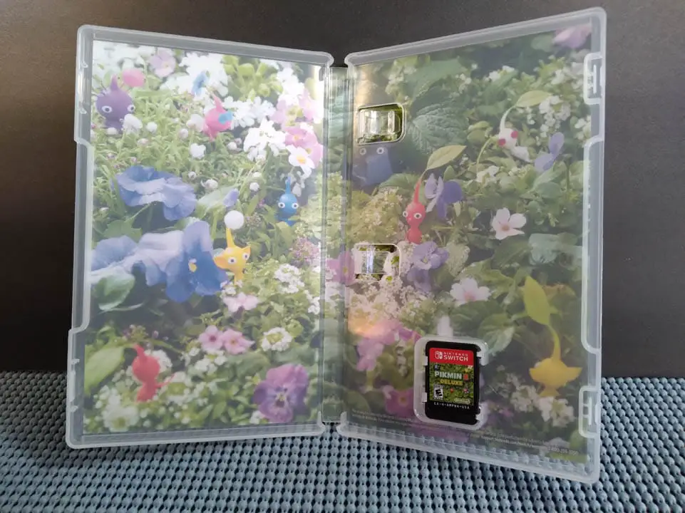 Pikmin 3 Deluxe game case opened up
