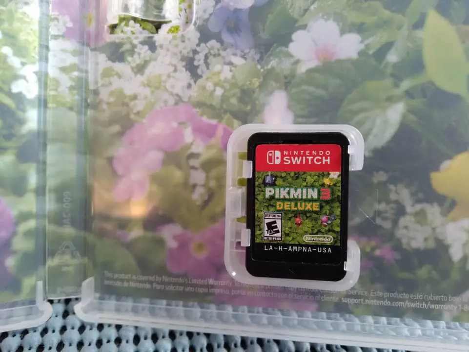 Pikmin 3 Deluxe game case opened up