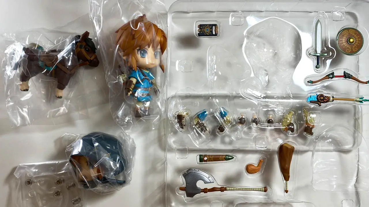 A clear plastic container with a figure and parts (link nendoroid unboxing)