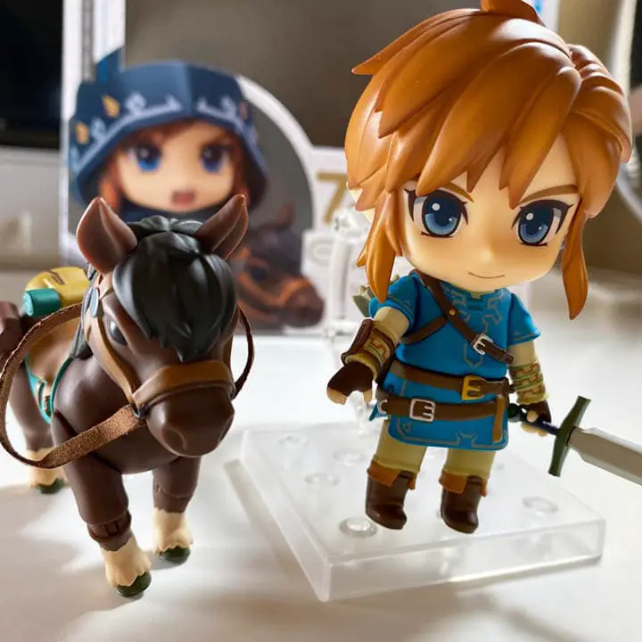 Link and horese figure on table top (link nendoroid unboxing)
