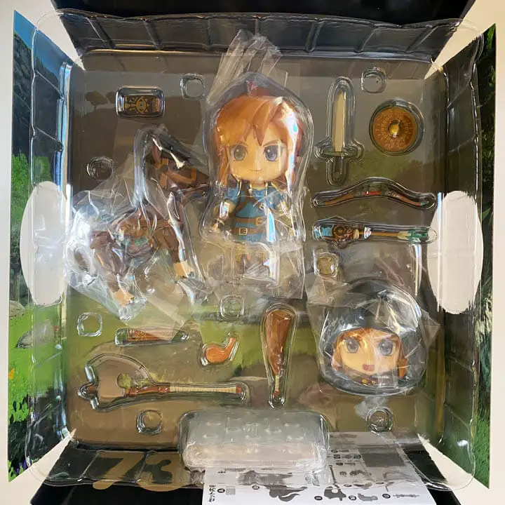 The inner contents of the Link figure package (link nendoroid unboxing)