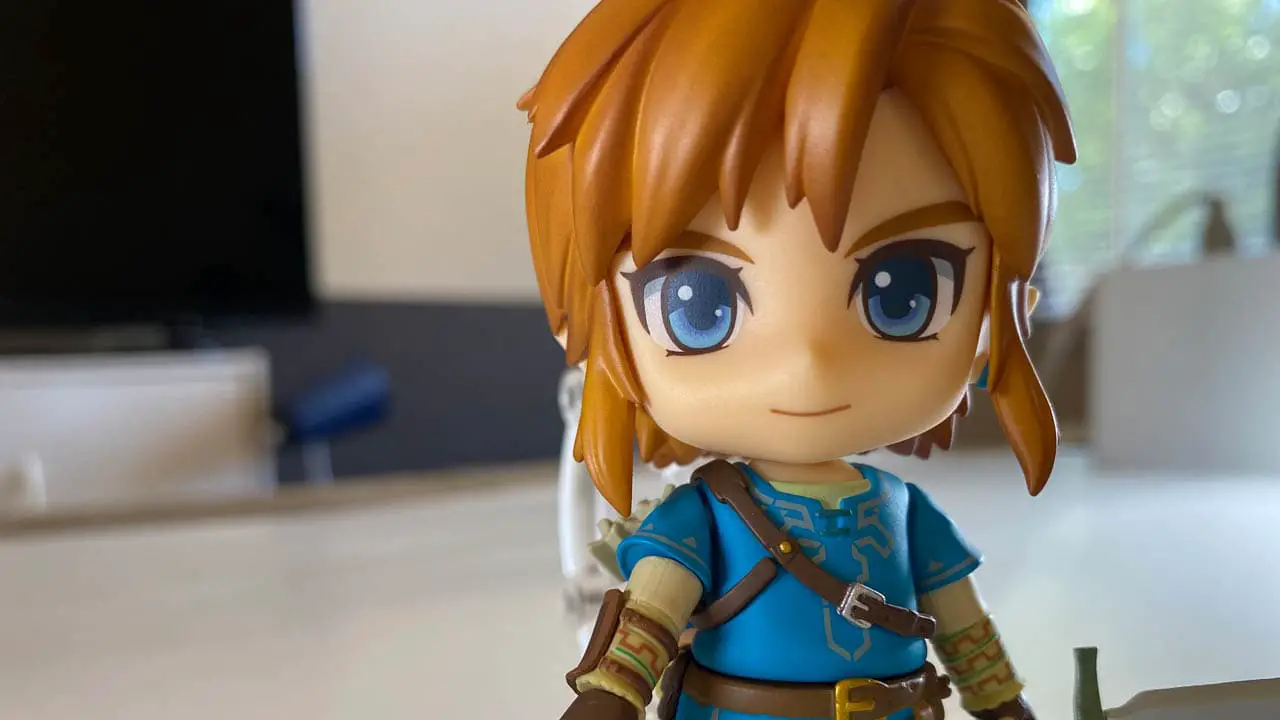Link smiling with a blurred bedroom background with good lighting (link nendoroid unboxing)